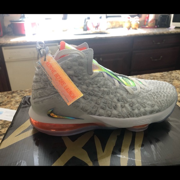 Brand new Lebron XVII LMTD - Picture 2 of 6